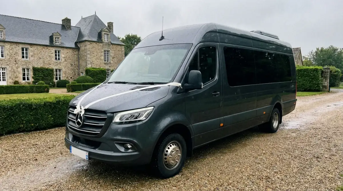Juodas VIP Mercedes-Benz V-Class mikroautobusas vestuvėms ir verslo kelionėms