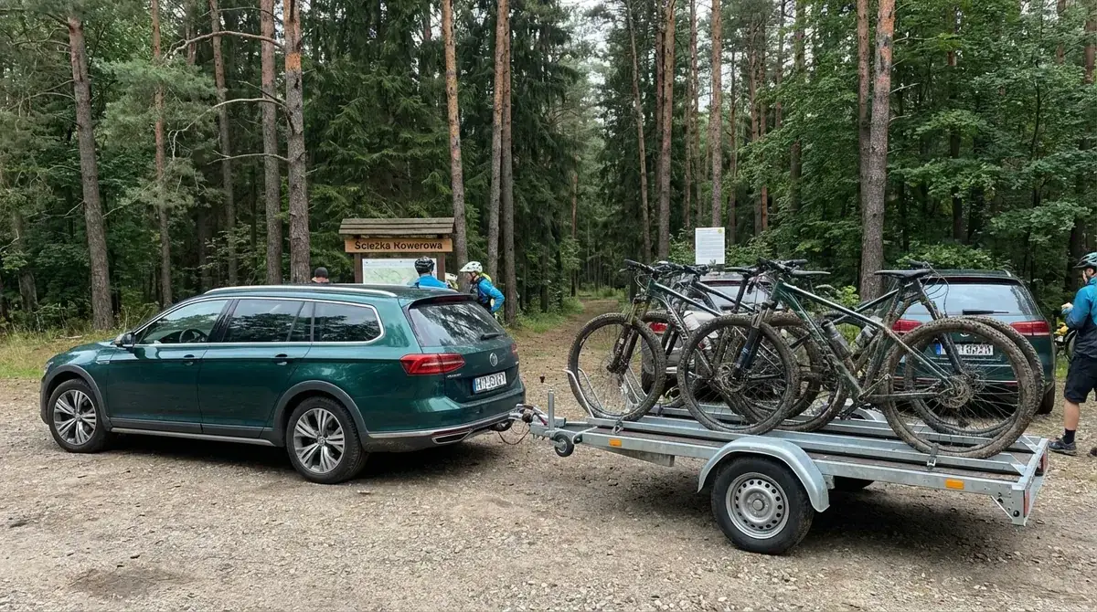 Priekaba pritaikyta saugiam ir patogiam kelių dviračių pervežimui